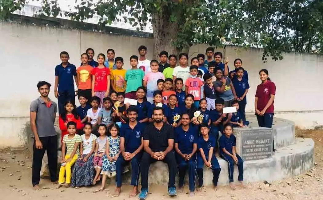  Silambam training for school students; Graduate youth helps them collect prizes!